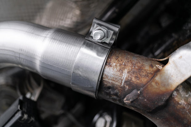 Porsche 2.5 Inch Axle Back Dual Split Rear Bypass Armor Pro Series Carbon Fiber Tips For 14-Up Porsche Macan MBRP